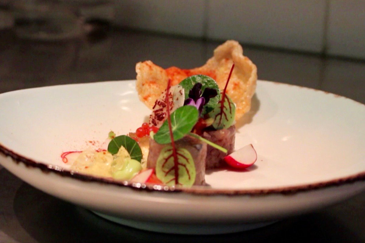 [#video] Makreel met tomaat en avocado van <a href="/KloosterWbD/">Restaurant'tKlooster</a> -> chefsfriends.nl/makreel-met-to…. #chefsfriends #JRENL