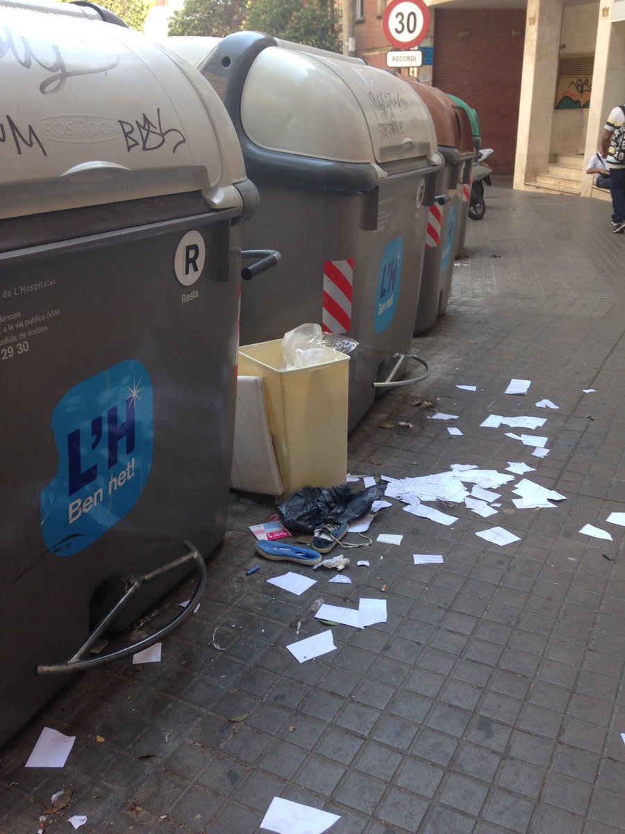 Ja es estiu a #lhospitalet fa bon temps i les escombreries surten a prendre el sol.
