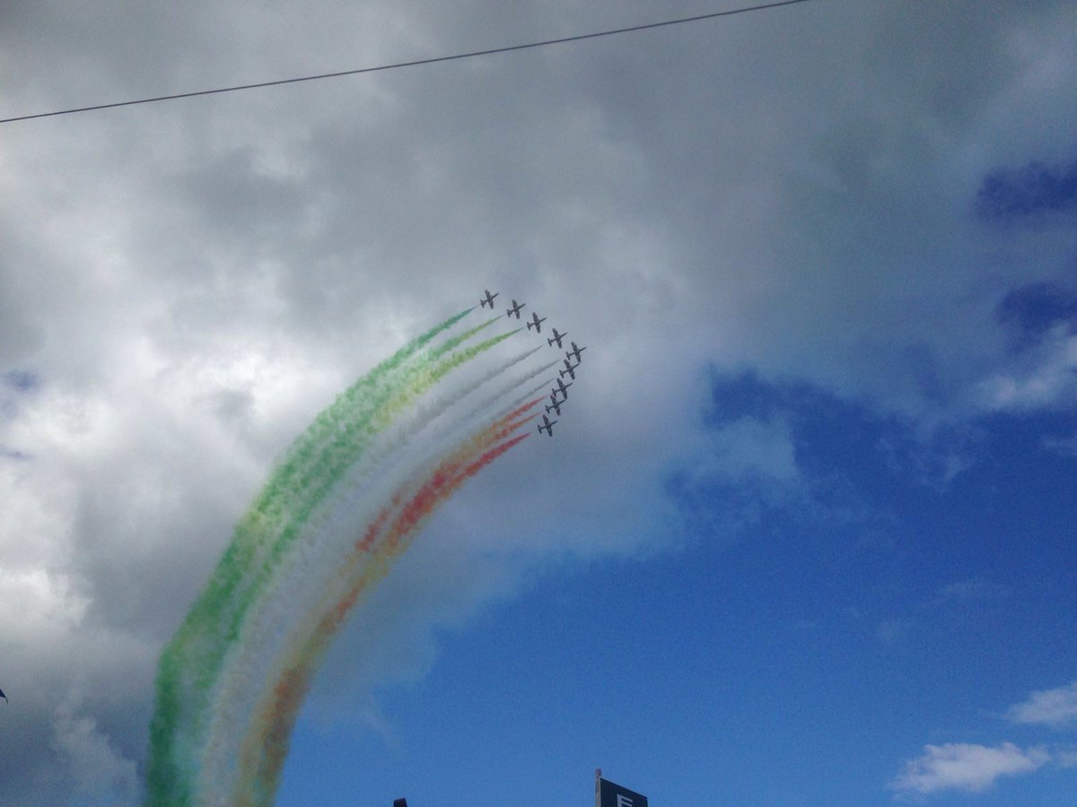 ItalianMama_SF's tweet photo. The #best of #italy #FrecceTricolori @BrayAirShow well done guys!! https://t.co/sU1cEk3sIN