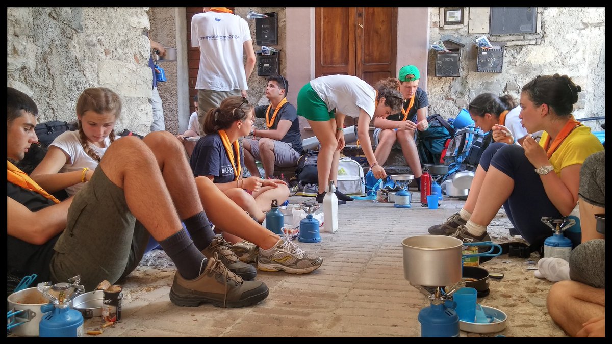 ACGdePazzi's tweet photo. Sulla strada per #Spoleto, ci si attrezza per mangiare: buon appetito, #PazzideAC!
Continua il #Cammino16! https://t.co/xQAuoVOIP9