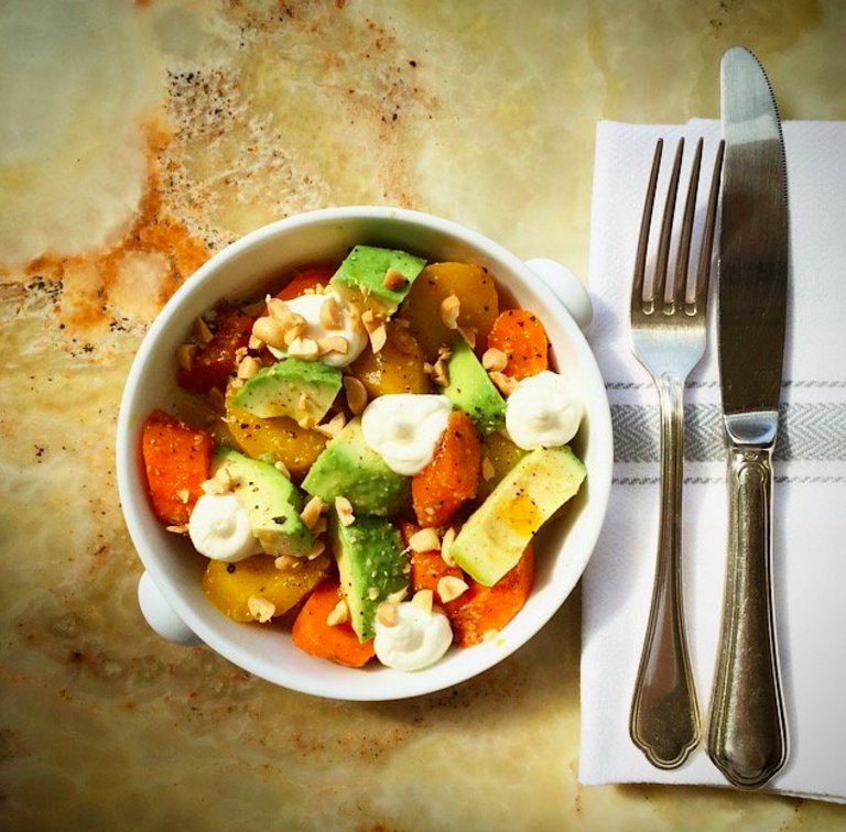 VinsdeBordeaux's tweet image. Les carottes au four et chèvre frais de @cyril_lignac, à déguster avec un vin blanc de Bordeaux sec et fruité !