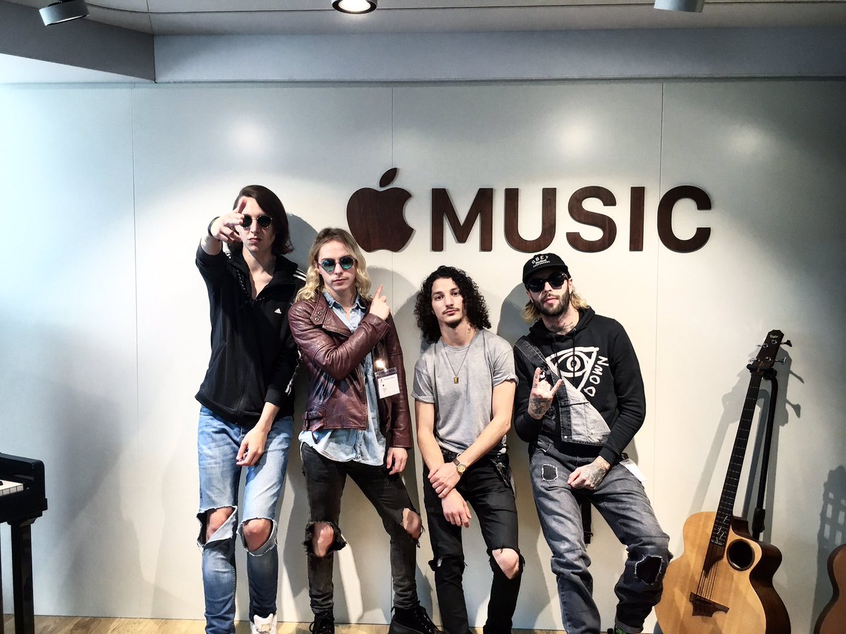 THEHUNNABAND's tweet photo. Meeting at @AppleMusic π Great things to follow... #THEHUNNA100 #APPLEHUNNA π₯πΆ https://t.co/KPoy6b6rP2