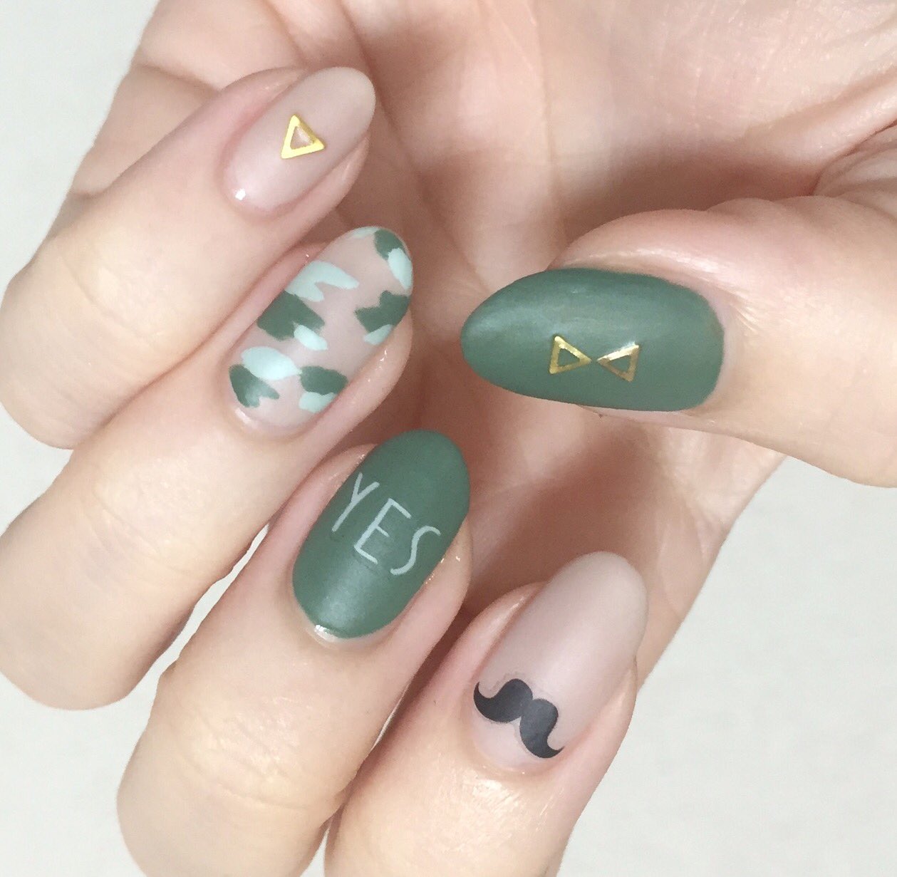 しずく ほぼ100均ネイル 新刊発売 Twitter પર マニキュア３本だけでカモフラネイル T Co 2egzdqzysm 3色しか使ってないのでまとまりバッチリです やり方詳しくブログにのせてます キャンドゥしずくネイルシール ミーナ T Co