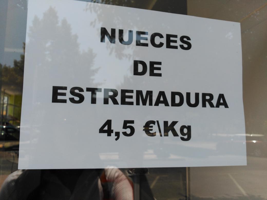 RdeRosana's tweet photo. Tenemos una nueva provincia en España y sus nueces están a 4'5€/kg.
Parfavar 😒 https://t.co/fk3AqZVnU7
