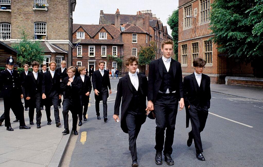 イギリスにある名門 イートン校の成績上位14名は 王の学徒 と呼ばれ 専用ガウンを着る文化がかっこよすぎる Togetter