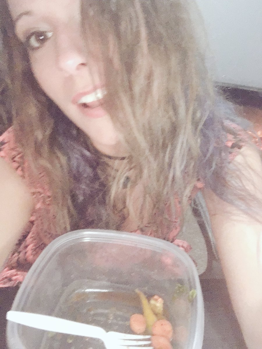VirginiaWxoxo's tweet photo. V-1 salad-0 :) #yummy #livecam #HumpDayMotivation  @LiveOnTheStream @CamKingsLive https://t.co/wuSajYy4Ad