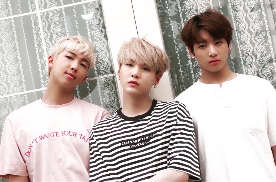 SUGA_WTF's tweet photo. ISSO QUE EU CHAMO DE TENTADO A MINHA VIDA #BTS #STAR1 #MAGAZINE2016 https://t.co/9EEJPJRc0E