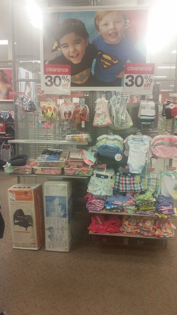 fabfrugal_12's tweet photo. Maximize space, make it pretty, and SALE, SALE, SALE! @T1824 @nwilliamsUNC #merchandisingislyfe #VisualDiva https://t.co/GpGJHGl1A2