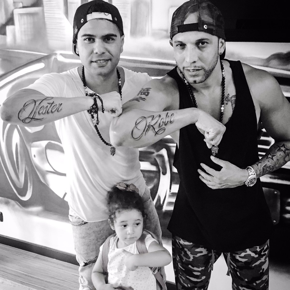 Aquí estamos estrenando tattoo!! La niña de Robe no se tatuó pero también posa 😂😂😂  #tatuaje #LesteryRobe