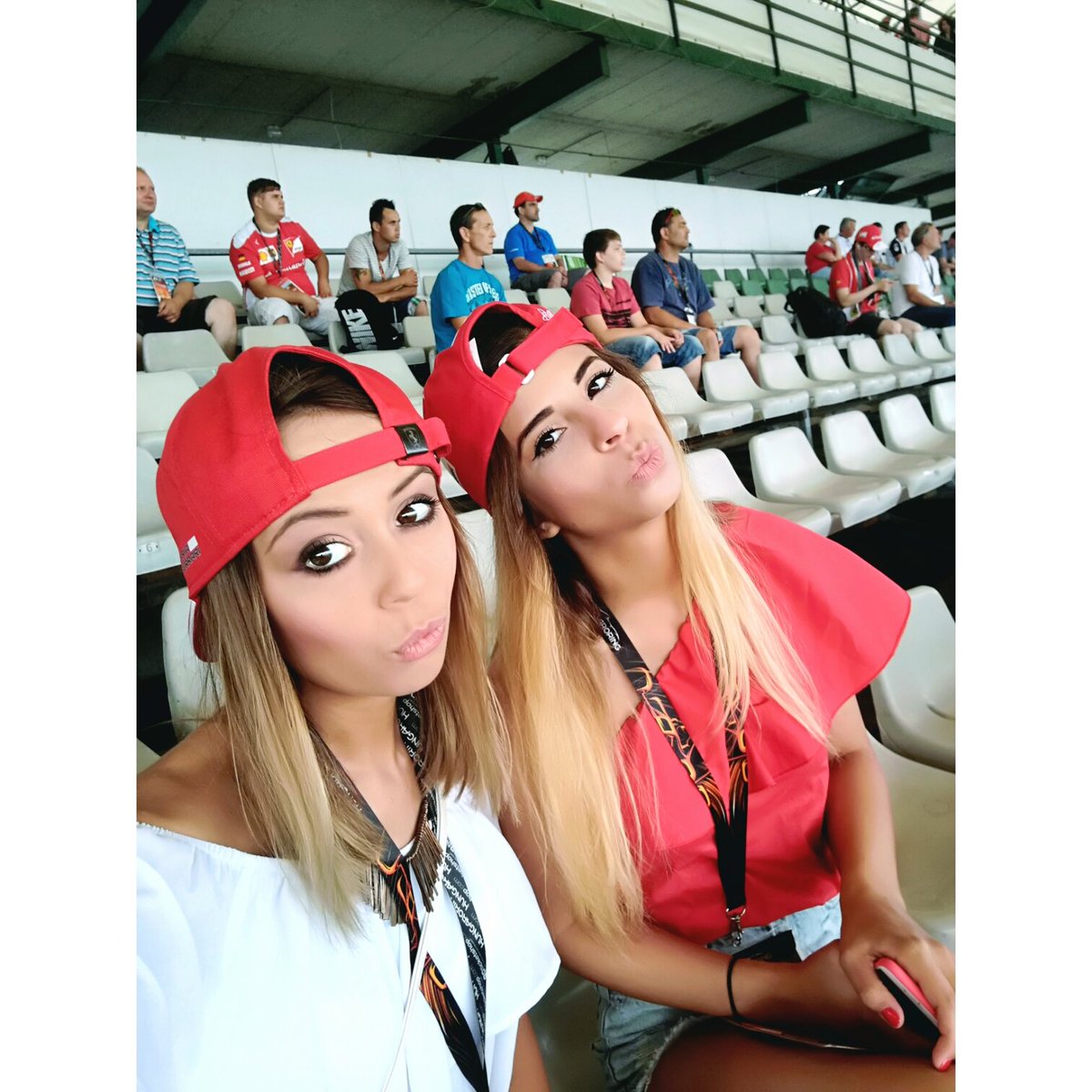 kikiii__22's tweet photo. best weekend 😎🏎🏁🤗🤗❤👯👯#hungariangp #hungaroring #Formula1 #f1girls @Andi0516 https://t.co/ttE9BrBins