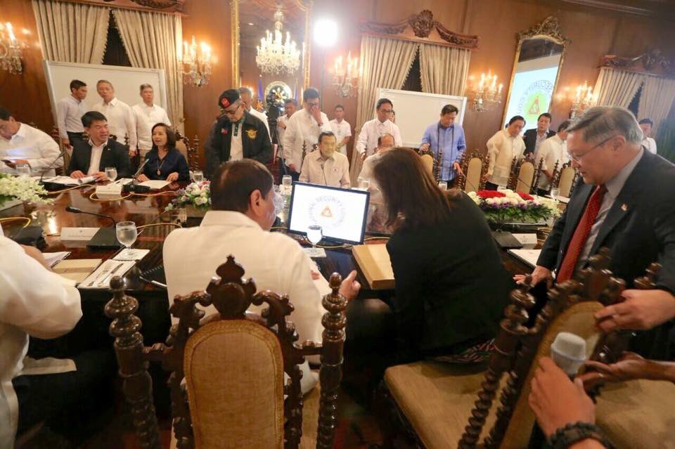 Duterte_Robredo's tweet photo. Lapit pa daw po kayo konti kay Pdiggy 😂 #DuBredo https://t.co/MIKTq1ydJ4