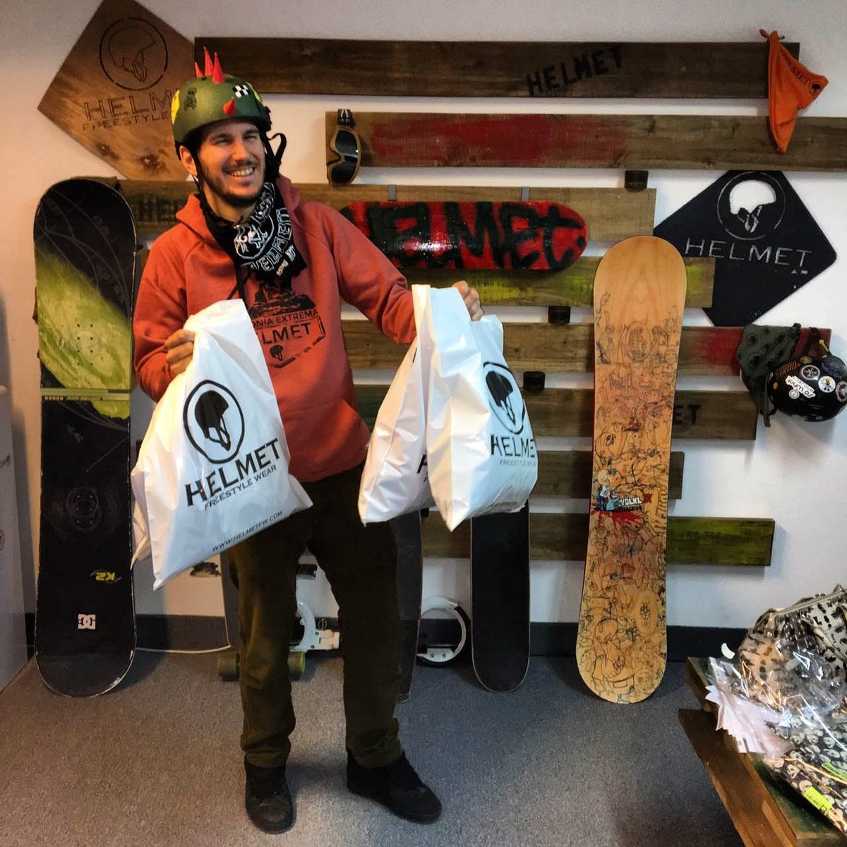 HelmetFW's tweet photo. Nos visitó Francisco Falguera del team #Helmet y se llevó unas cositas para su trip por los Alpes Suizos #Snowboard https://t.co/UDesvKJHAh