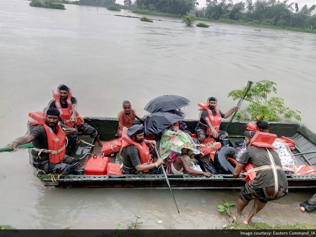 TimesNow's tweet photo. 4 army columns deployed for flood relief in Bongaigoan, Chirang, Majuli Island &amp; Golaghat of Assam: @easterncomd https://t.co/L6JiyhZsCt