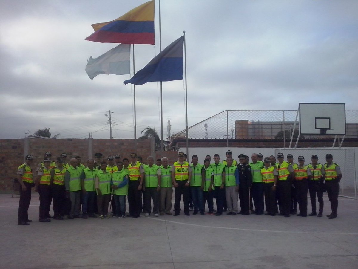MinGobiernoEc's tweet photo. En el #DistManta 29 vigilantes seguros se suman a la labor preventiva que realiza la @PoliciaEcuador. https://t.co/rfI58Htcr4