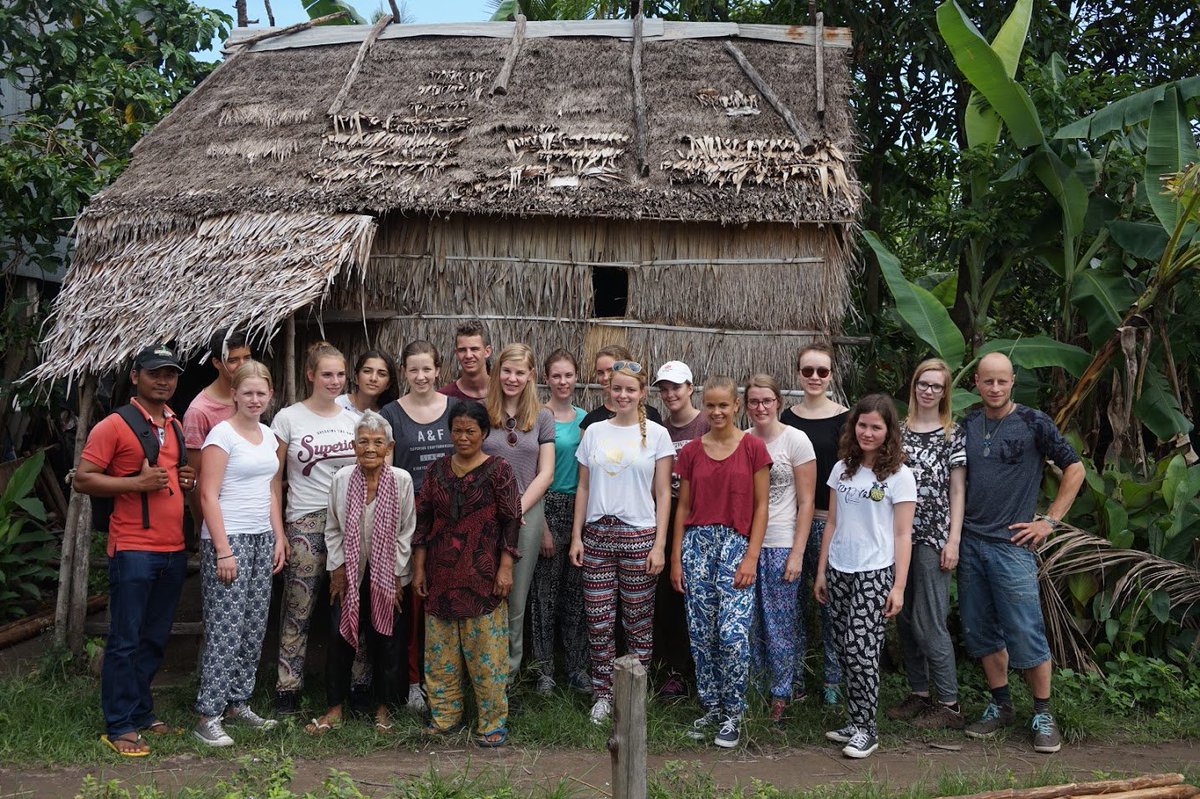 sipkomulder's tweet photo. Verena actief aan de slag met worldmapping in Cambodja #worldmapping #alfrink @Alfrink https://t.co/d58nXL3Jjo
