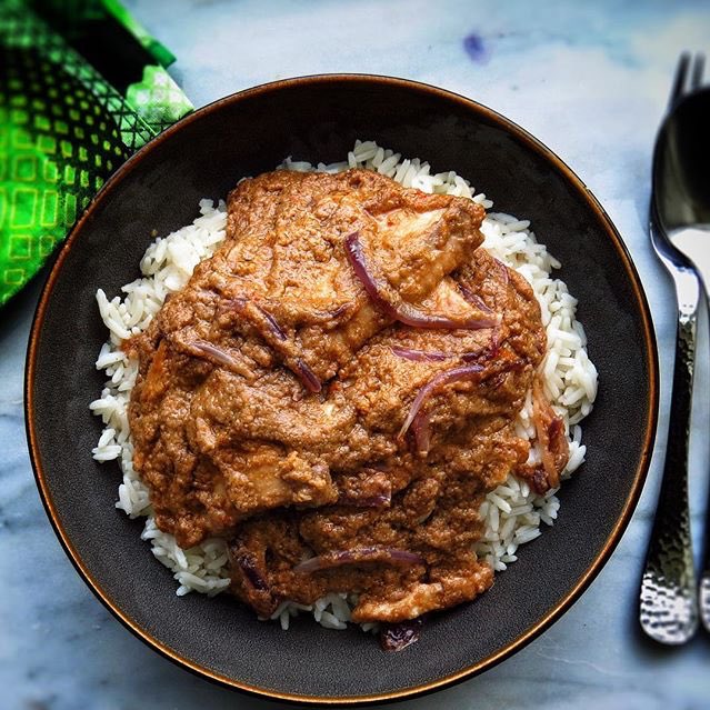 AfricanFoodTime's tweet photo. Njansang sauce with white rice #Nigeria https://t.co/3SrCittWPV