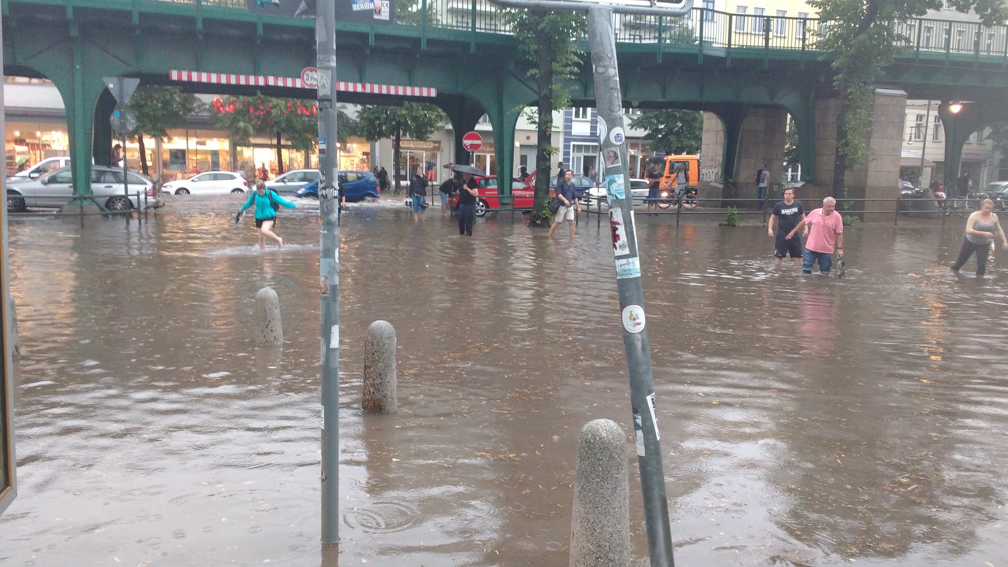 “Infrastruktur in Berlin so, bei Regen.” 