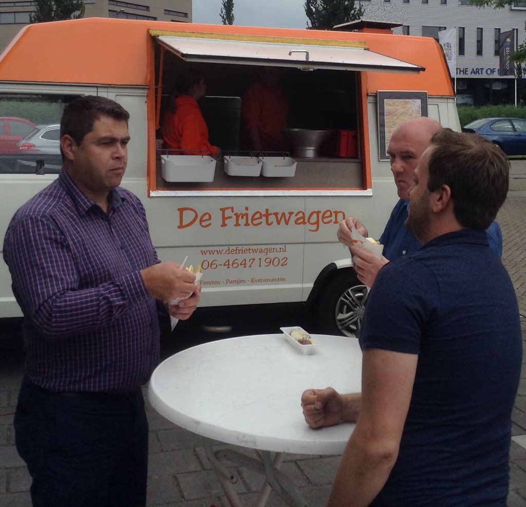 TUDenBosch's tweet photo. @WavinNL is bij ons op bezoek, en nemen iets lekkers mee! Bedankt! https://t.co/4JAH503oE5