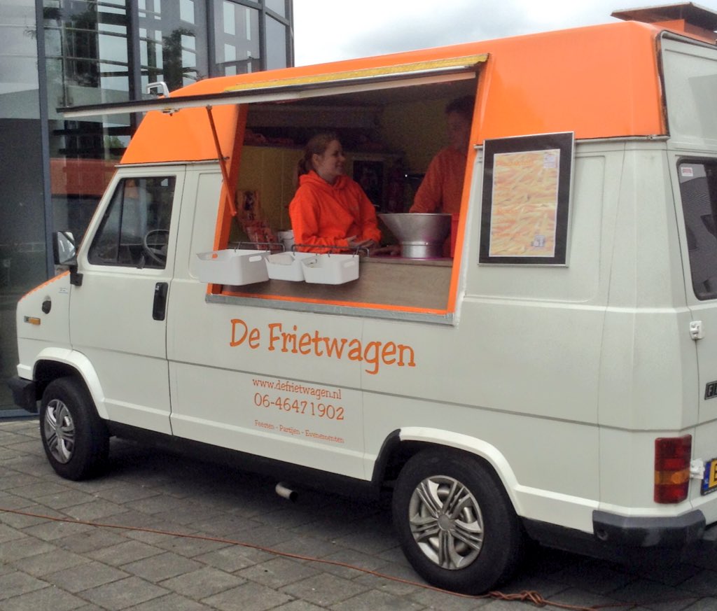 TUDenBosch's tweet photo. @WavinNL is bij ons op bezoek, en nemen iets lekkers mee! Bedankt! https://t.co/4JAH503oE5