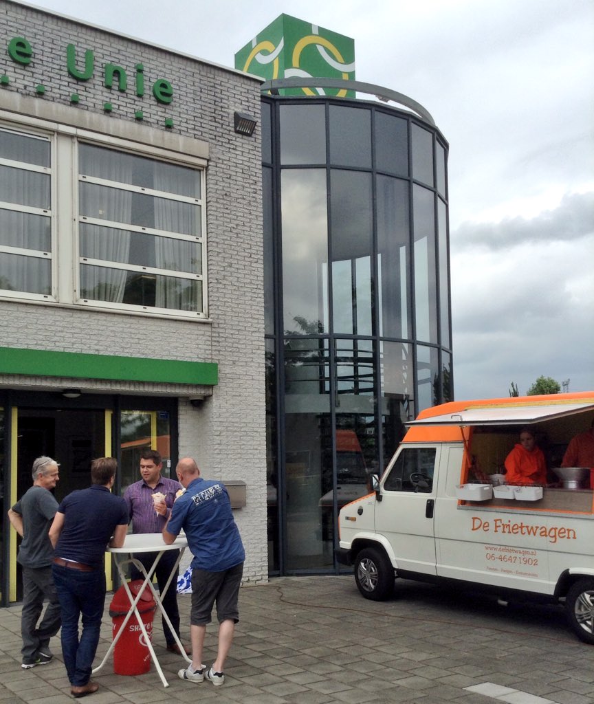 TUDenBosch's tweet photo. @WavinNL is bij ons op bezoek, en nemen iets lekkers mee! Bedankt! https://t.co/4JAH503oE5