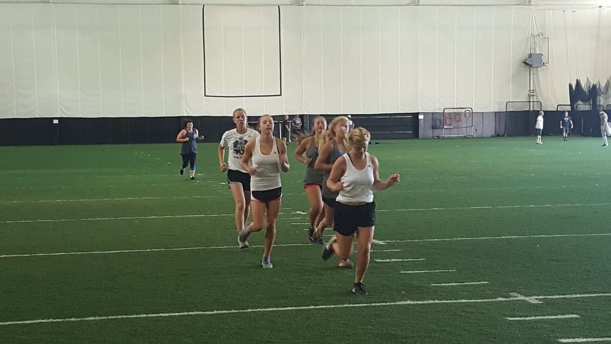 kent_early's tweet photo. Athletes in action. Fitness doesn't take a day off! #voluntaryworkouts!! https://t.co/X42AMhafgk