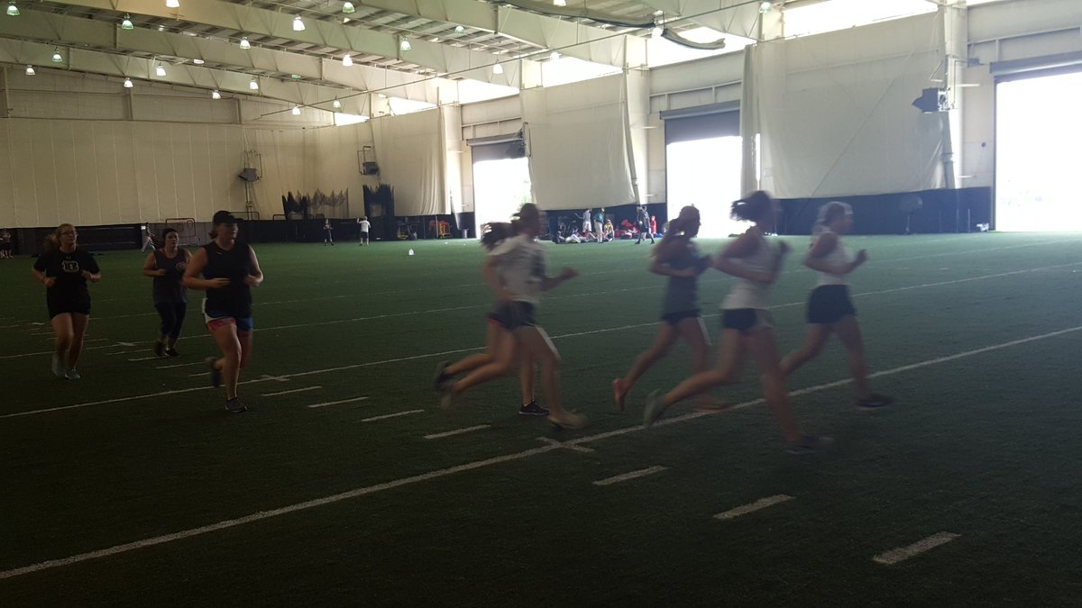 kent_early's tweet photo. Athletes in action. Fitness doesn't take a day off! #voluntaryworkouts!! https://t.co/X42AMhafgk