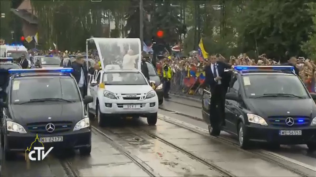 jmj_es's tweet photo. El Papa tiene el primer encuentro con el pueblo de Polonia en las calles en su recorrido a la Torre de Wawel #JMJ https://t.co/fpCMoBPAZR