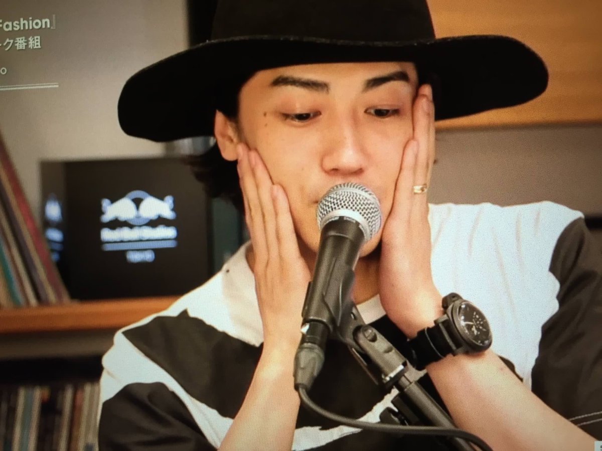 Maririn 私はいつでもどこでもステージの上でも関係なくキレイに堂々とこれでもかってくらい結婚指輪見せてくる赤西仁 が大好きです 結婚指輪してる手が大好きです 赤西仁の結婚指輪してる姿見るのが幸せです はい