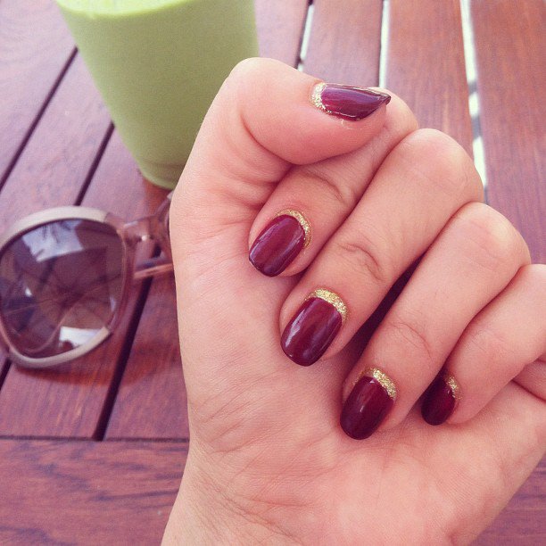 ¿Tu #manicura ha crecido y se ve fea? Añade un poco de brillo en la base de la uña para dar efecto ombré