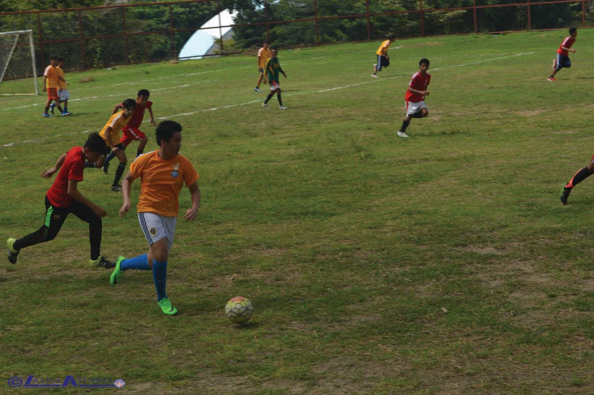 fearless8lamang's tweet photo. Football Boys💛 #yellowarmy #grade9 #JHSIntrams16 https://t.co/3ZnZ5FkLeH