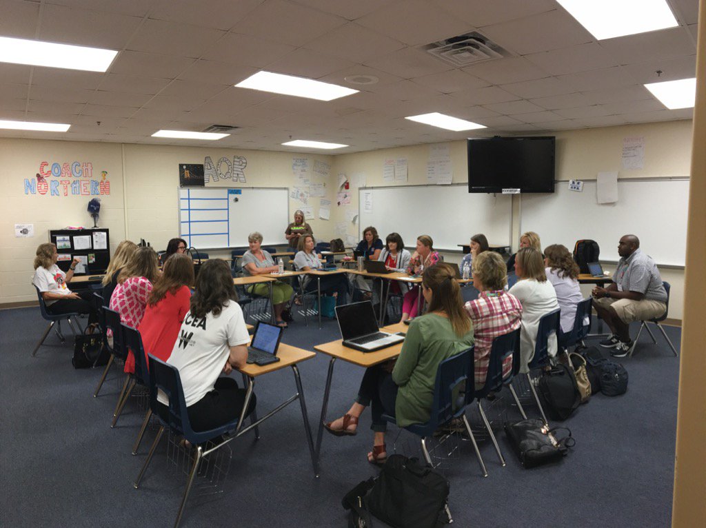edcampHOT's tweet photo. #birdsofafeather #its #librarians #media-specialists networking #edcamphot https://t.co/JRFT5L4Oni
