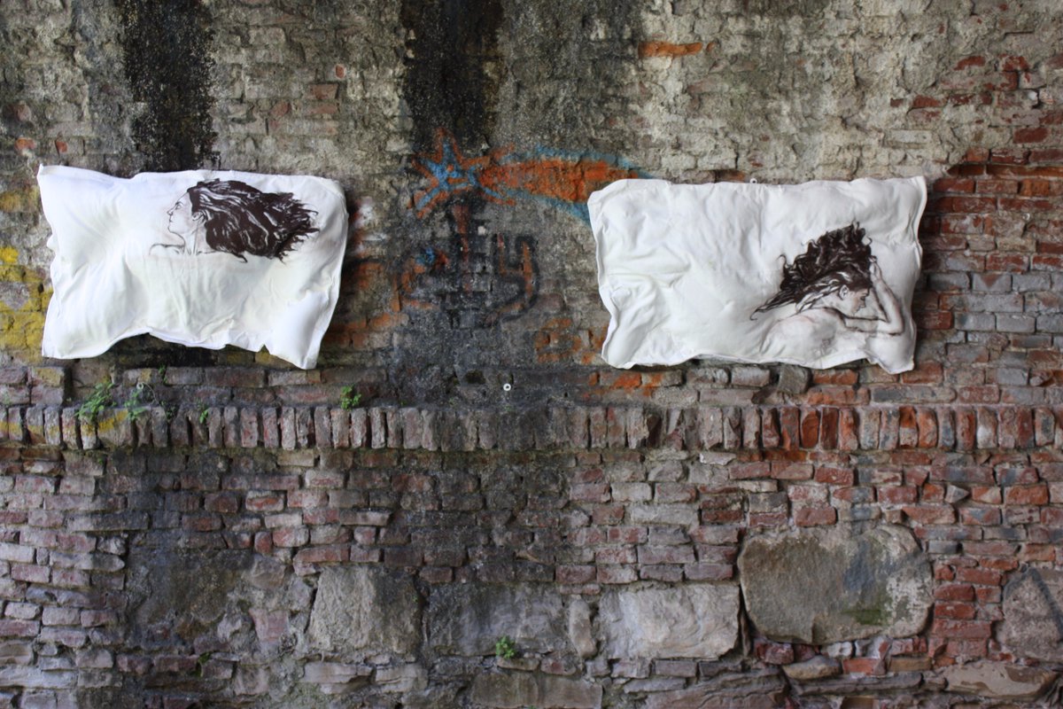 BeatrixBas's tweet image. "Dreams", tecnica mista su cuscino sagomato, 240 x 85 x 35 cm, 2013.