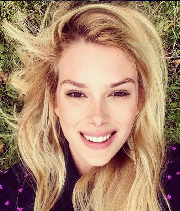 Make_The_Bounce's tweet image. #sleepymum but #badassbreastfeeder #aussieaccent #trufflefrenchfries - Some reasons WE ❤️ @EmmaIshta #WCW #Stitchers