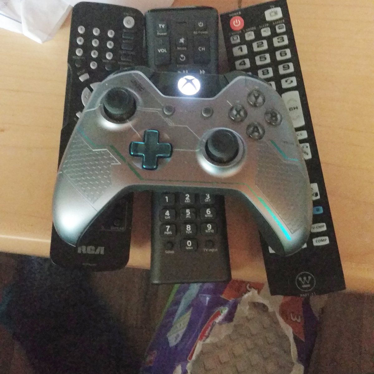 ohthatssketchyx's tweet photo. #toomanycontrollers #firstworldproblems #doireallyneedallthese? https://t.co/iD67P14131