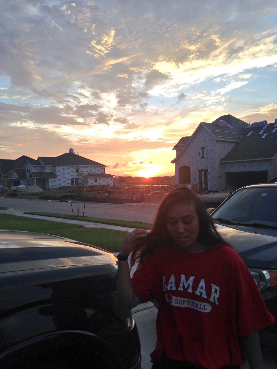 SabrinaMontes__'s tweet photo. she thought the sun set was pretty, but I thought she was prettierβοΈβ€οΈ #imacake https://t.co/EQZGY7ShFl