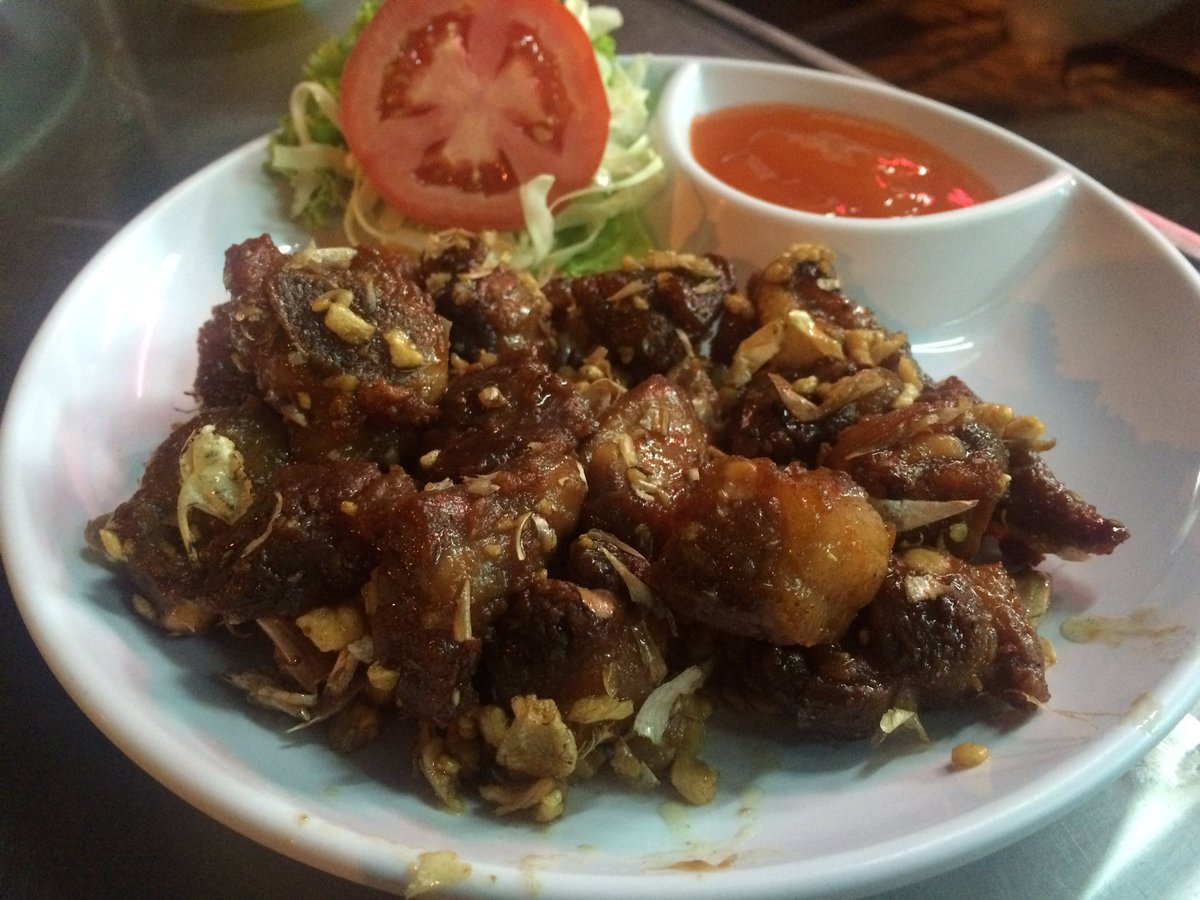 ChaKaiPed's tweet photo. ร้านข้าวต้มโอที สรงประภา พ่อครัวหน้าอย่างกะโจอี้บอย แต่ไปกินเหอะ อร่อยทุกอย่าง @aroii #อร่อยแดกดึก #ซิปแตกยังแดกต่อ https://t.co/K5JG8xrNkG