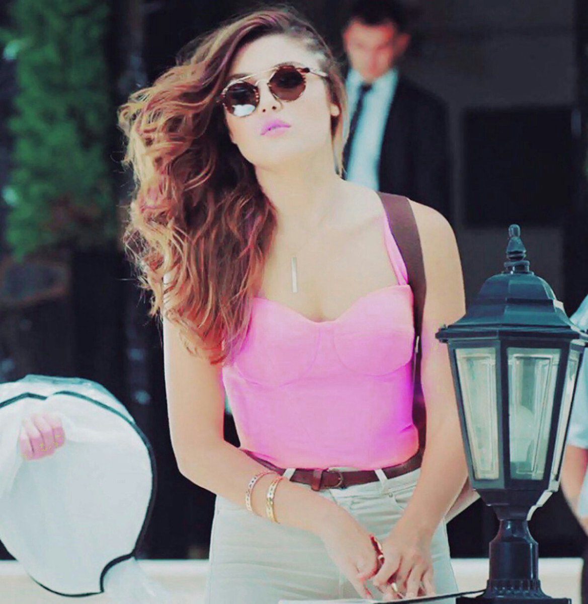 _iconcu_'s tweet photo. Hande Erçel icons🌸
RT fav yaparak alın✅ https://t.co/nKTVSBJ8cg