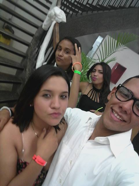 DavidMartinezJM's tweet photo. Con Mis Nenas #Party #Venezuela #NeonParty https://t.co/aQjMVc25JL
