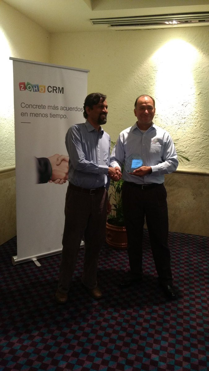 RH_MDO's tweet photo. @mdotecnologia recibe un reconocimiento de @svembu CEO de @Zoho  #ReadyToSell https://t.co/rAQuN7BjYj https://t.co/23YYwKyBgw