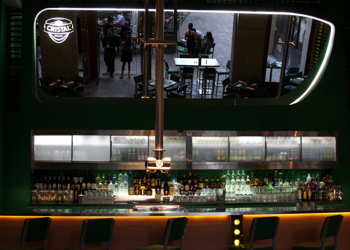 Nuestra barra, y Cerveza Cristal, junto al increíble Cellar Beer. Garantía de una gran chela, ideal para compartir.