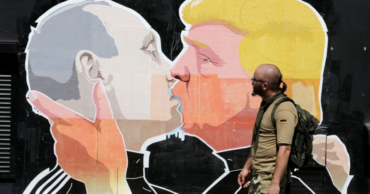 haaretzcom's tweet image. Russian media praises Trump as 'anti-establishment,' calls Clinton 'evil' dlvr.it/LvCL2Y