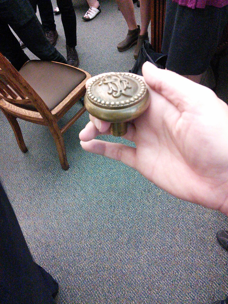 jennifer_gohlke's tweet photo. Humanities is when you suddenly have the doorknob to Al Capone's office in your hand #HWWPhD16 #ChicagoDCASE https://t.co/Iwv2TpWYsl