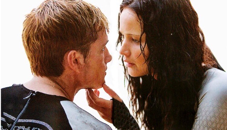peeta-mellark-and-katniss-everdeen-kiss