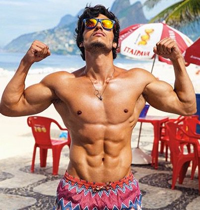 小嶋ゆうすけ 知ってるだけで得する 筋トレ中にマッチョの画像を見ると筋トレ効果が絶大 理想的な筋肉を見ることでモチベーションのアップは勿論 具体的なイメージを脳に与えることで カラダ自体が筋肉をつけやすくする T Co