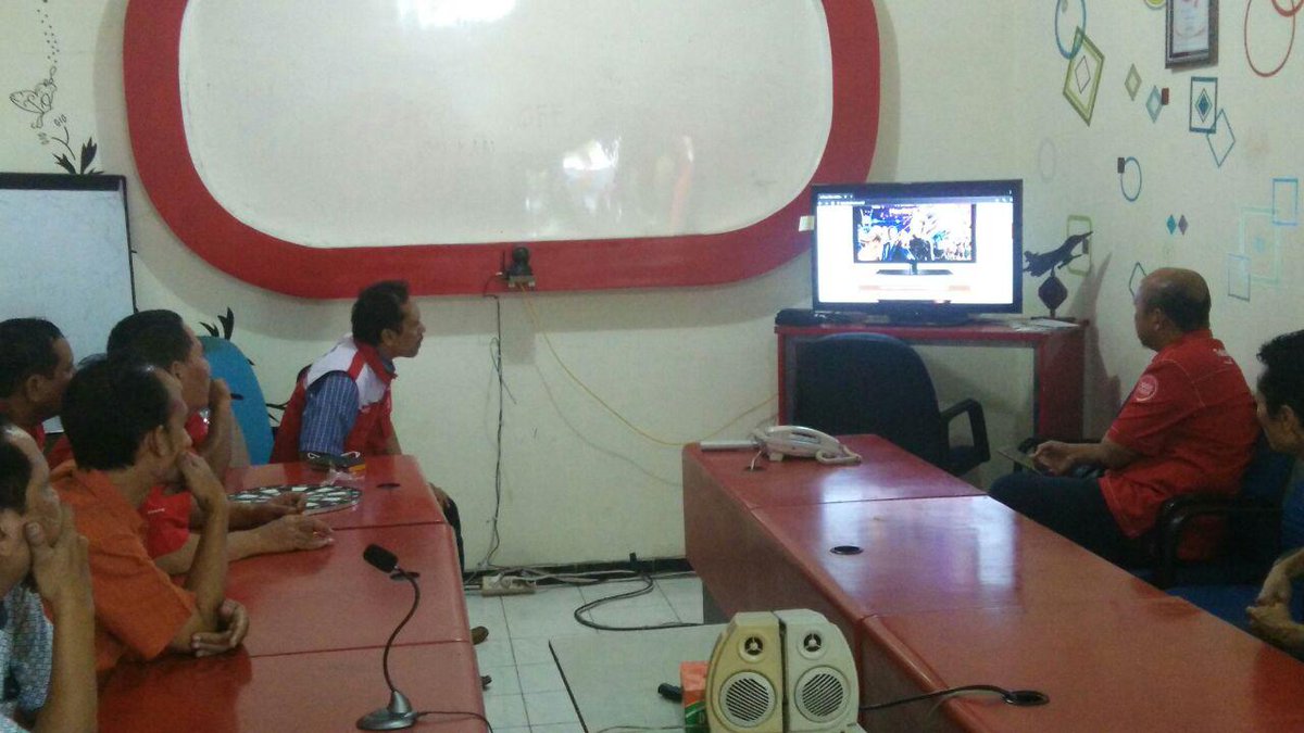 AgusRiyantowo's tweet image. @parwi66 @_funtastic5_ #TelkomFuntastic5 #GEMATREG5 #ctraining  #tuban Ngajarin setting IndiHome