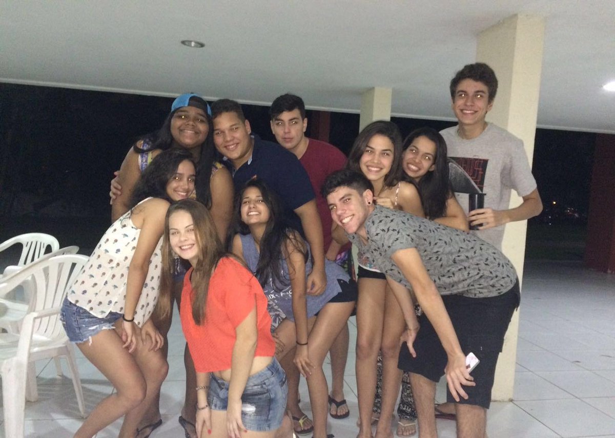 dudaozita's tweet photo. C.B representando // + @Amanda_Bsc #rolounada #cadeaproxima? #semfrescura https://t.co/kyQe7HyTjL