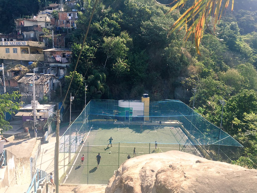 albertolati's tweet photo. La favela más colorida de Río, Santa Marta; vista al Cristo Redentor y su cancha sobre la ladera. https://t.co/1EGdJP8bZh