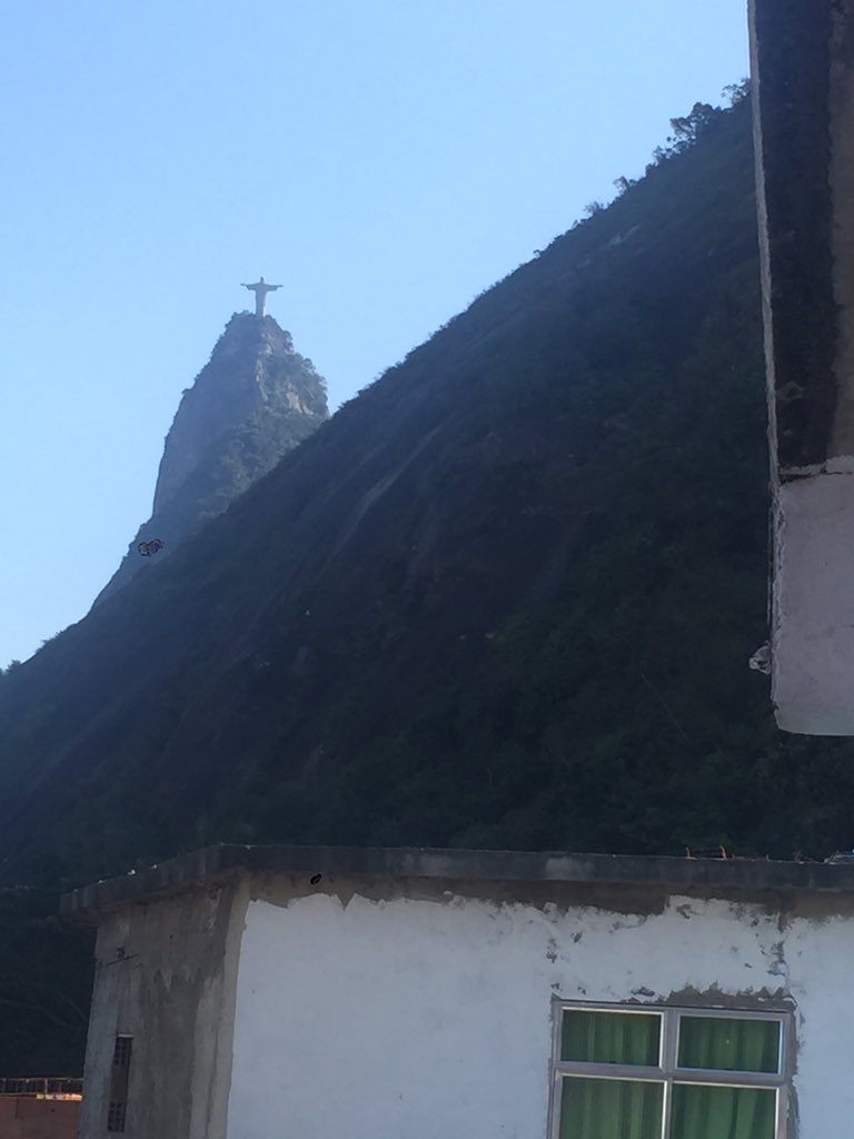 albertolati's tweet photo. La favela más colorida de Río, Santa Marta; vista al Cristo Redentor y su cancha sobre la ladera. https://t.co/1EGdJP8bZh