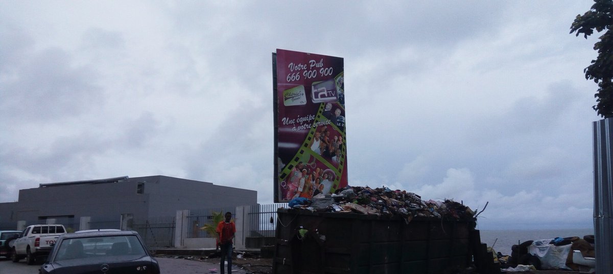 Fatiiche's tweet photo. Insalubrité à #Conaky: Un Dépotoir d'ordures derrière l'hôtel 5 étoiles Noom à Kaloum. @GouvGN @ConakryGuinee https://t.co/X2XMSTXvRo
