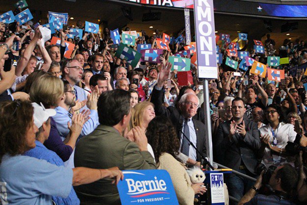 BernieBeat's tweet image. With Assist From @BernieSanders, @HillaryClinton Claims Dem. Nomination (via @sevendaysvt) sevendaysvt.com/OffMessage/arc…